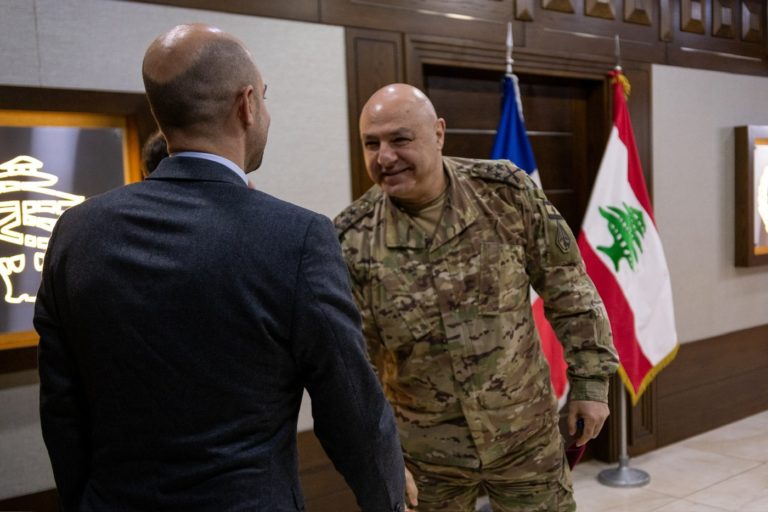 Jean-Noël Barrot, ministre des affaires français serre la main de Joseph Aoun, le nouveau président du Liban