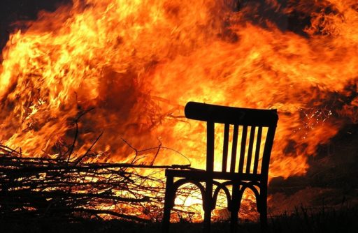 Des flammes dévorent tout sur leur passage