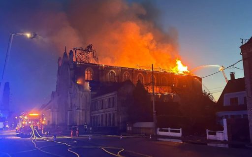 Des flammes sur la toiture d'une Eglise catholique de Saint-Omer et des fumées importantes s'en dégageant