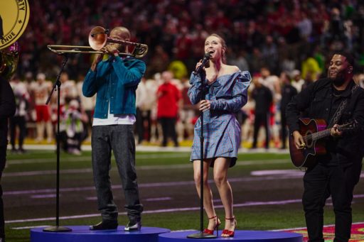 Lauren Daigle chante à côté d'une personne qui joue du trombone