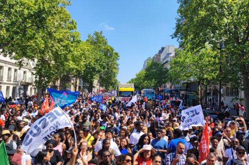 Une foule de chrétiens défilent dans les rues de Paris avec des messages d'amour