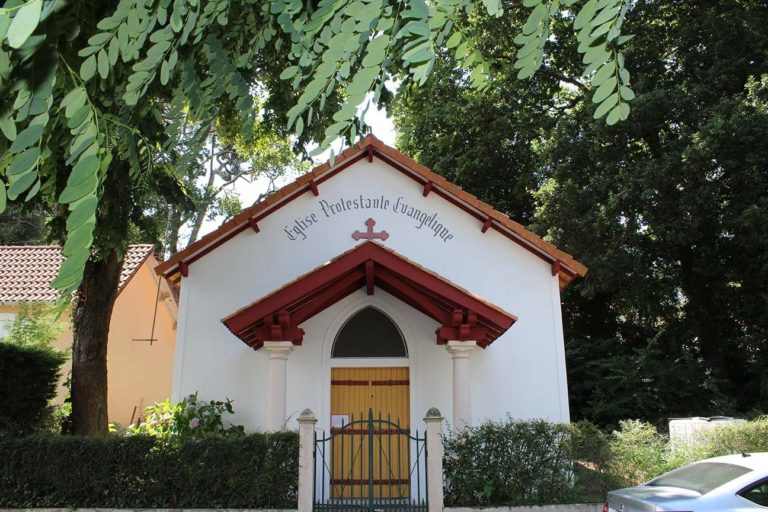 La façade du temple avec l'inscription "Eglise protestante évangélique"