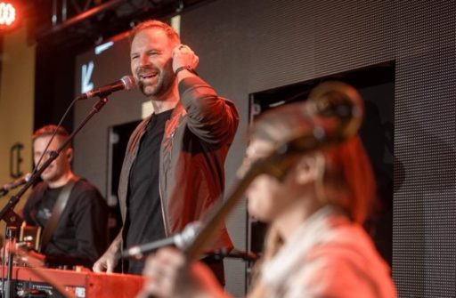 Dan Luiten en train de jouer du clavier
