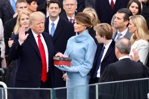 Donald Trump pose la main sur la Bible lors de son investiture en 2017, geste qu'il n'a pas refait lors de sa seconde investiture en 2025