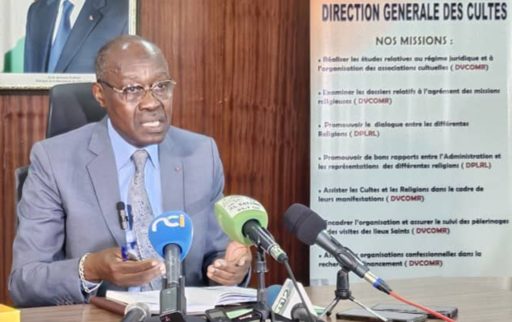 Messamba Bamba lors d'une conférence de presse avec des micros posés devant lui