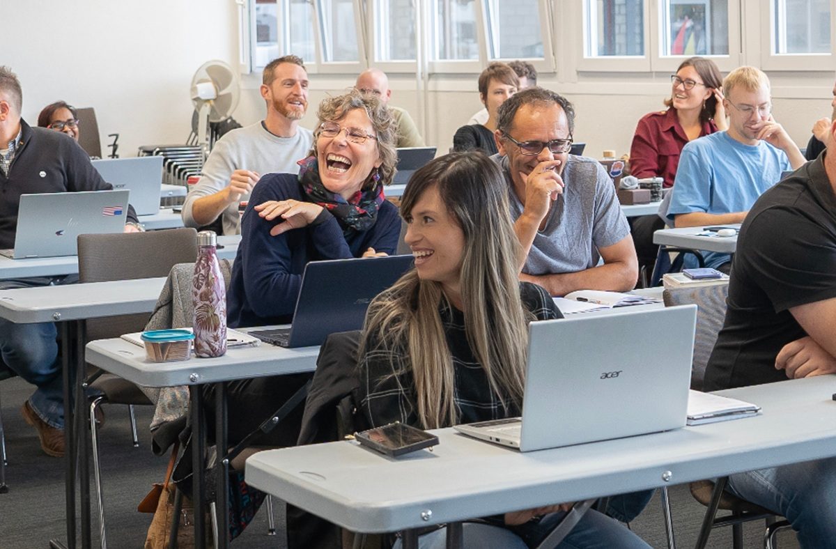 Une salle de classe de théologie avec des élèves qui rigolent