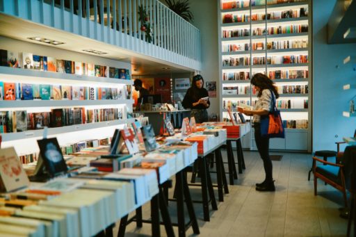 des clients consultent des livres dans une librairie