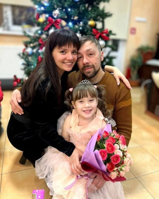 Originaires de l’oblast de Zaporijjia Oleksandr et sa fille Nikol âgée de cinq ans avaient fui la guerre et étaient hébergés dans les locaux de l’Eglise Emmanuel à Kiev.