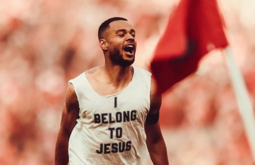 Cody Gakpo avec un t-shirt blanc et l'inscription "I belong to Jesus"
