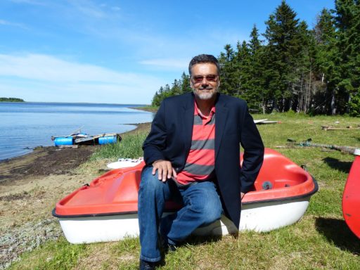 Avec ses 878 000 abonnés, sa chaîne YouTube figure parmi les dix plus populaires de la francophonie canadienne. Raynold Boudreau, habitant du Nouveau-Brunswick dont la chaîne porte le nom, publie des vidéos de musique de louange interprétés par des artistes chrétiens francophones.