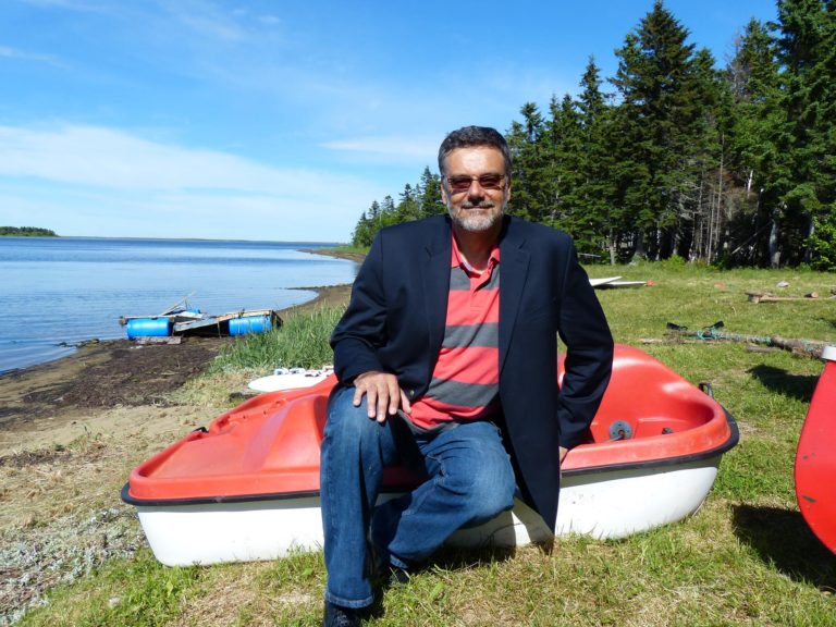 Avec ses 878 000 abonnés, sa chaîne YouTube figure parmi les dix plus populaires de la francophonie canadienne. Raynold Boudreau, habitant du Nouveau-Brunswick dont la chaîne porte le nom, publie des vidéos de musique de louange interprétés par des artistes chrétiens francophones.