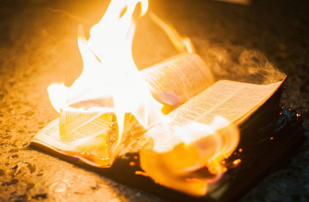 une bible en proie aux flammes