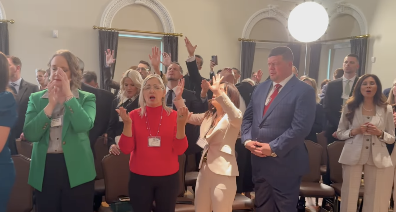 Un culte de louange à la Maison-Blanche, organisé par le National Faith Advisory Board, le 25 avril a suscité un vif débat parmi les chrétiens états-uniens.