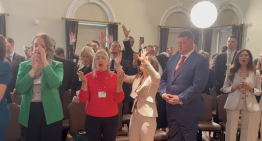 Un culte de louange à la Maison-Blanche, organisé par le National Faith Advisory Board, le 25 avril a suscité un vif débat parmi les chrétiens états-uniens.