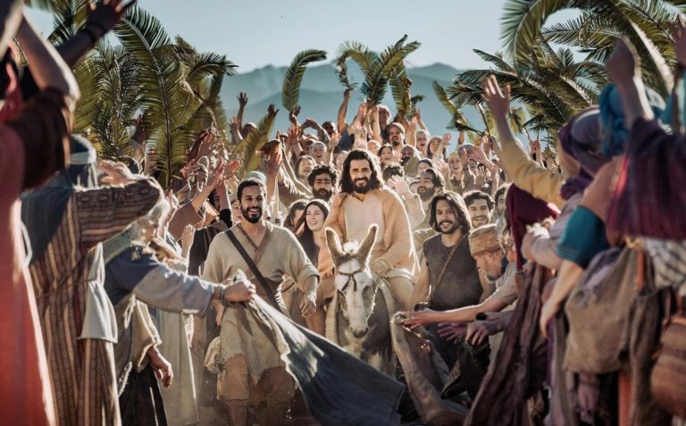 Assis sur un âne, Jésus entre dans Jérusalem acclamé par la foule