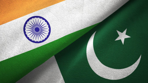 Drapeaux du Pakistan et de l'Inde côte à côte