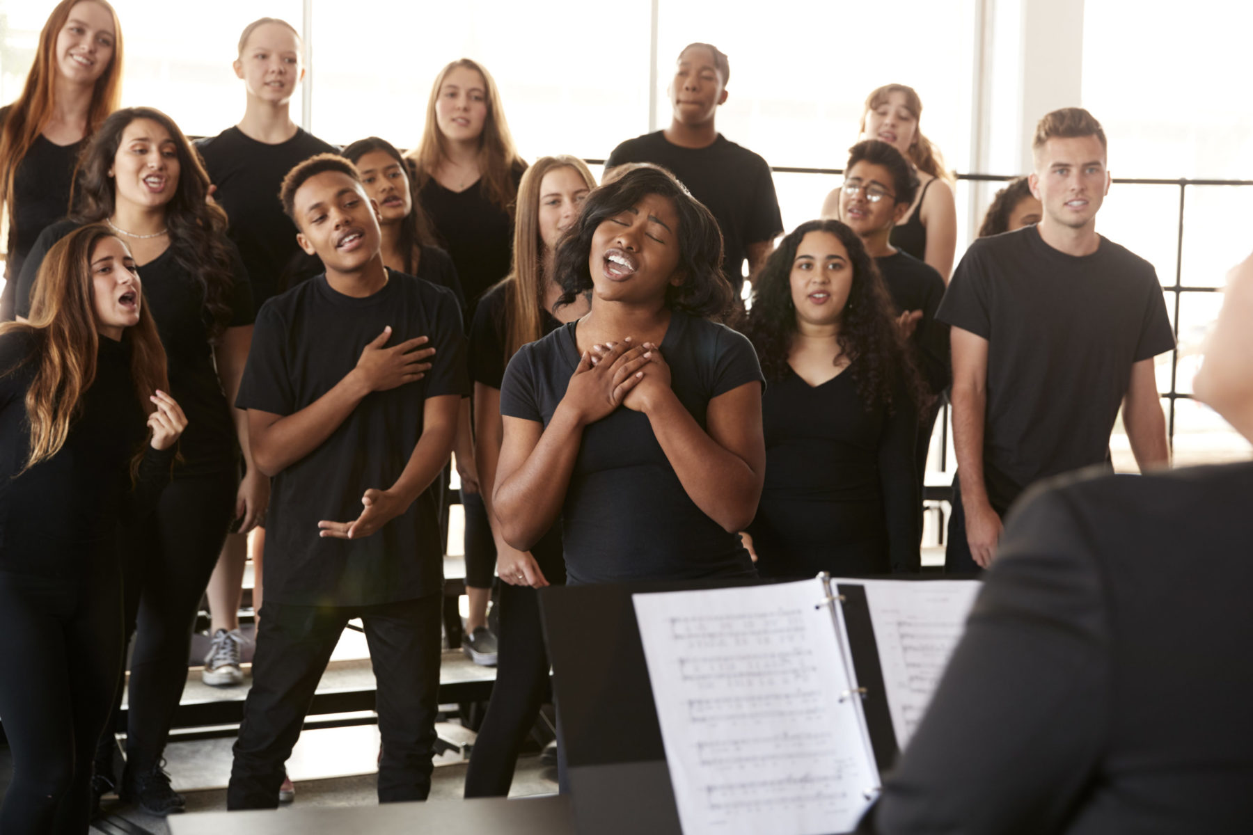 Une chorale gospel de jeunes chante avec entrain