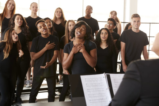 Une chorale gospel de jeunes chante avec entrain
