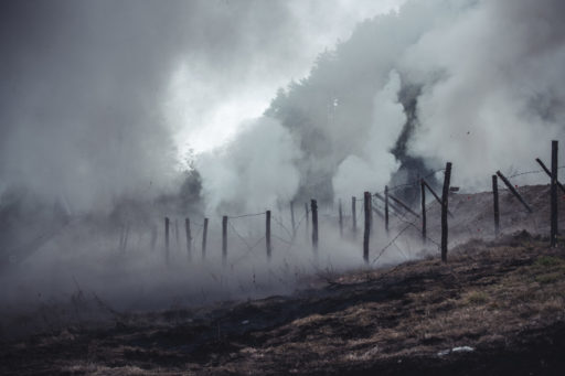Un champ de bataille dans la fumée du combat