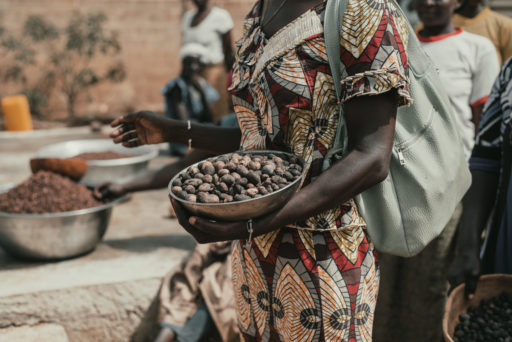Une femme tient dans ses mains un bol rempli de nourriture