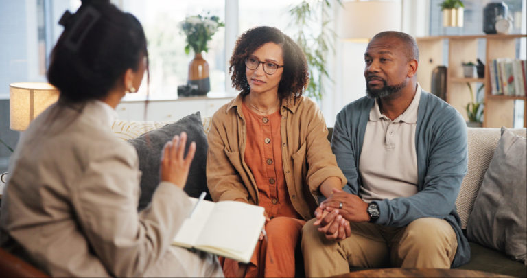 Un couple est conseillé par une thérapeute conjugale