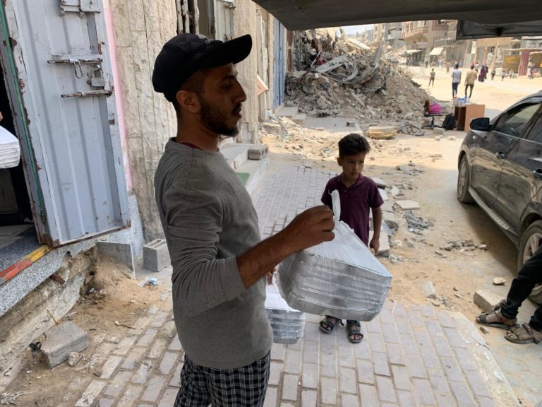 Christian Mission to Gaza distribue des repas chauds au membre de la communauté chrétienne et au-delà.