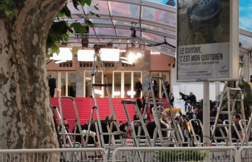 les marches du Palais des Festivals de Cannes recouvert d'un tapis rouge, au premier plan des escabeaux installés pour accueillir les photographes