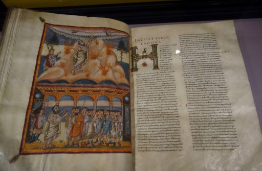 Une photo de la Bible Moutier-Grandval avec une page d'illustration