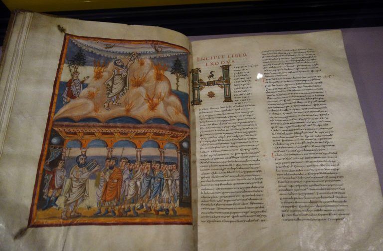 Une photo de la Bible Moutier-Grandval avec une page d'illustration