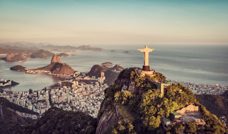 Vue d'en-haut sur Rio de Janeiro en soirée