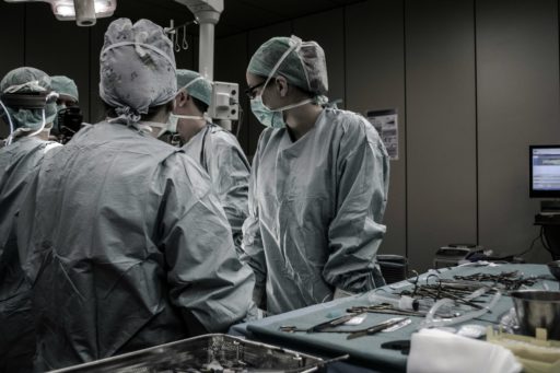 Des membres du corps médical réalisent une opération chirurgicale