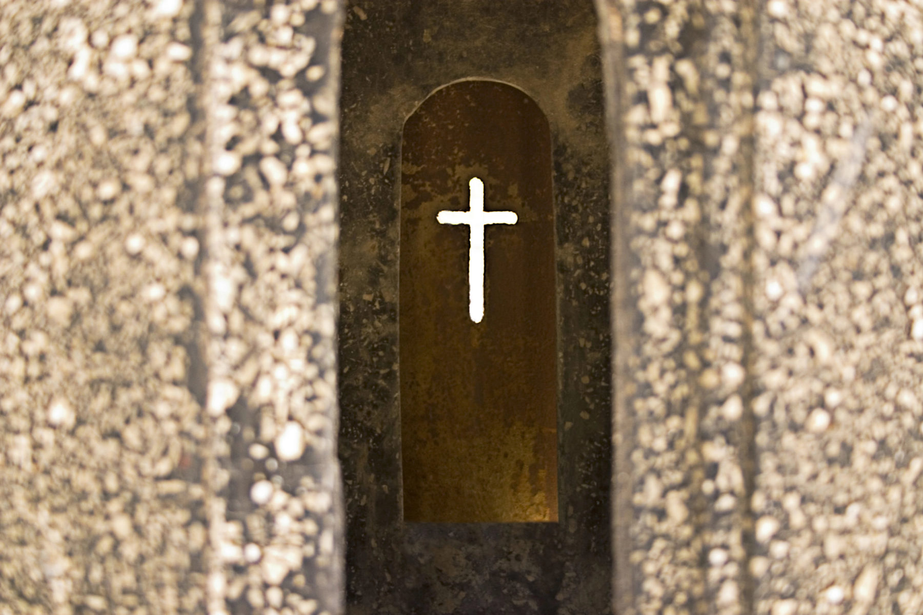 Une croix chrétienne gravée dans une porte d'entrée au Caire