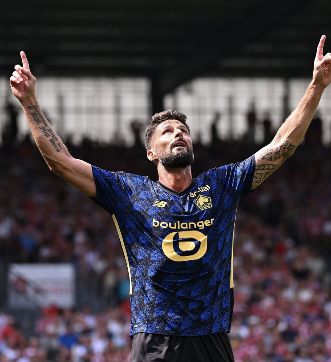 Olivier Giroud célèbre son but en levant les doigts vers le ciel