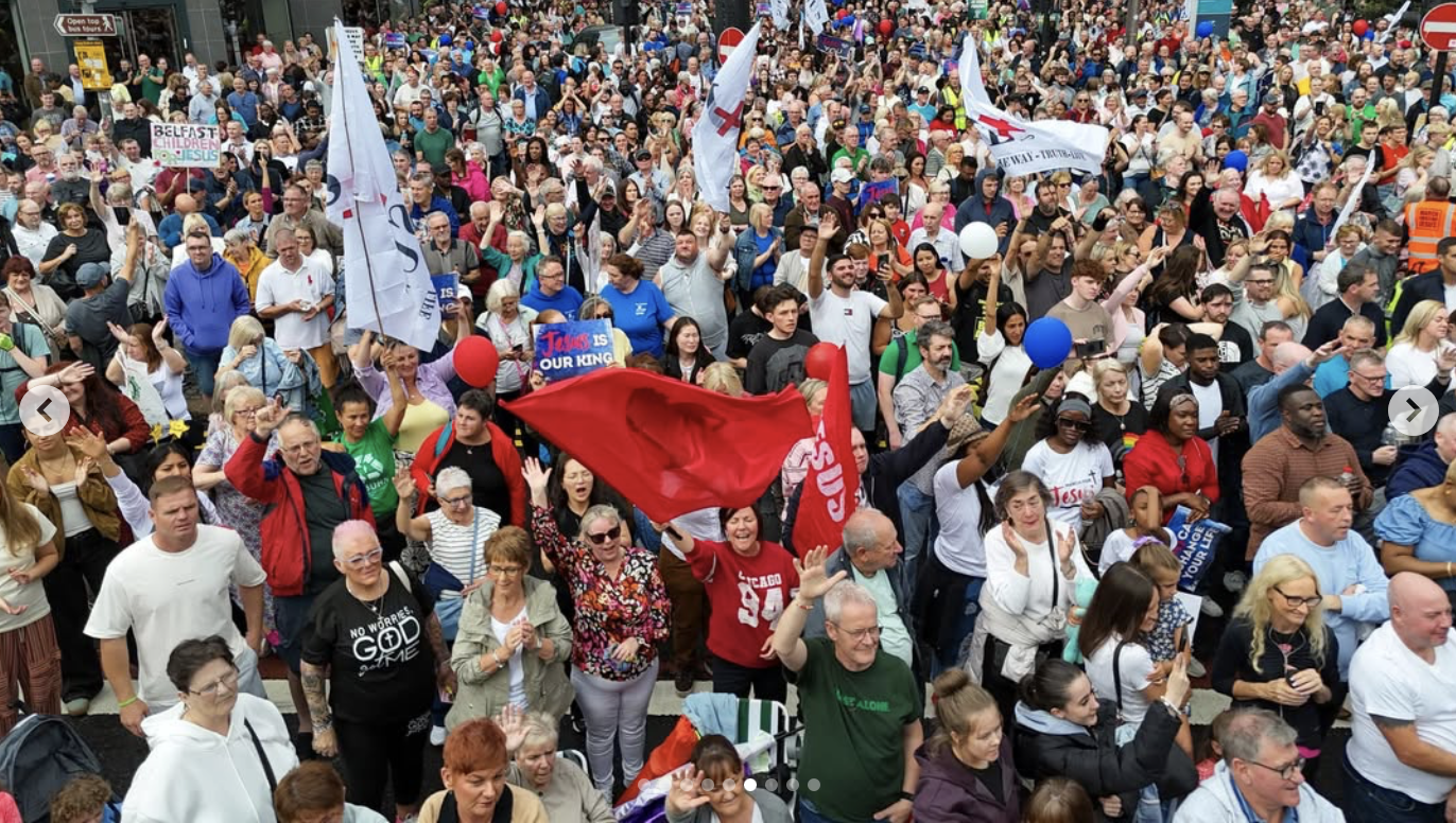 Une foule de personnes en train de marcher pour Jésus dans les rues de Belfast