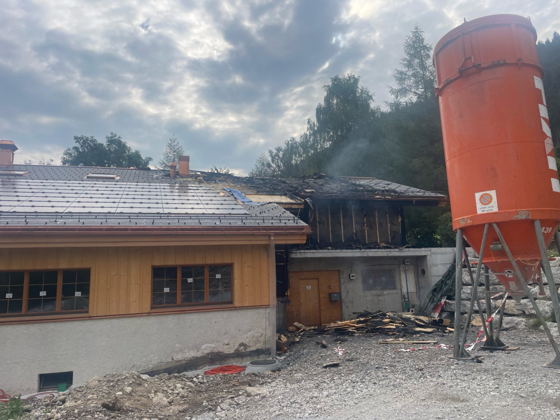 Le chalet du clos des pierres abîmé par l'incendie.