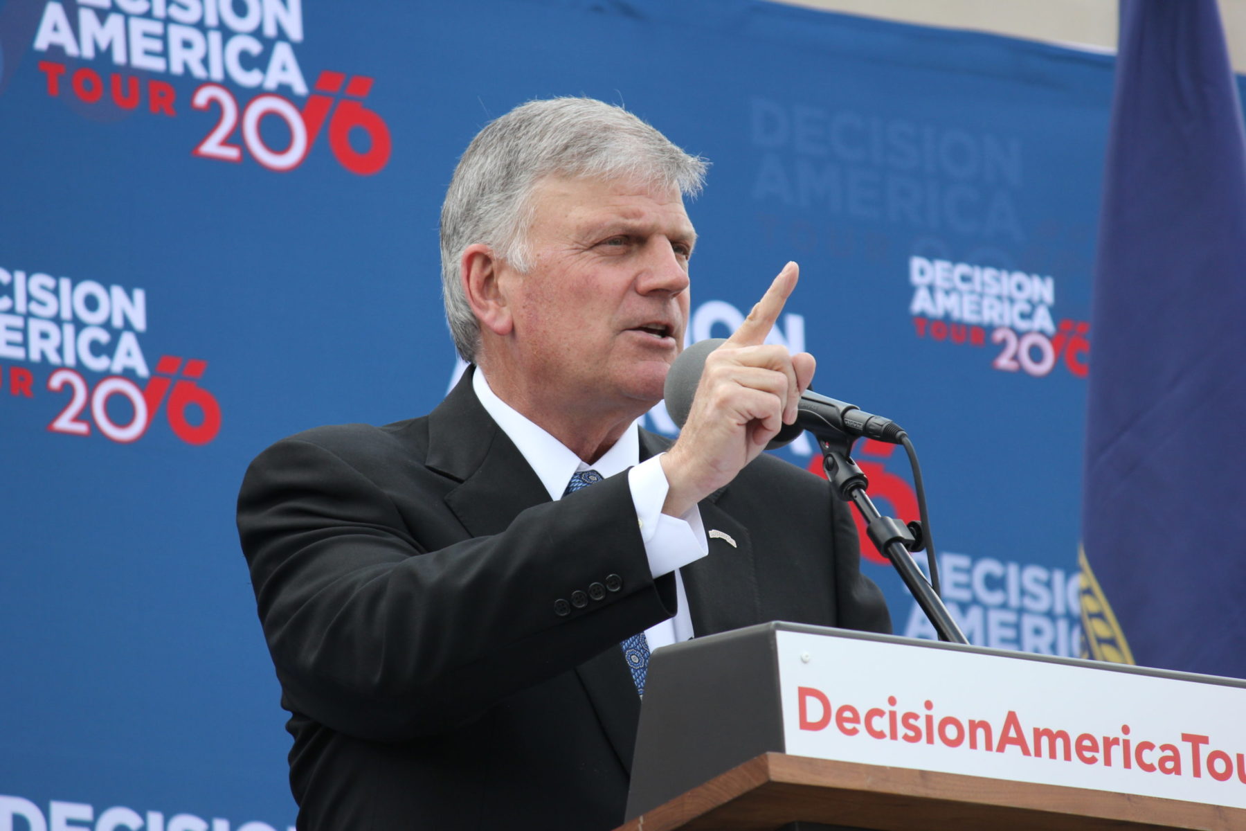 Franklin Graham lors s'adresse aux participants lors d'une étape à Lincoln, dans le Nebraska, pendant sa tournée Decision America en 2016.