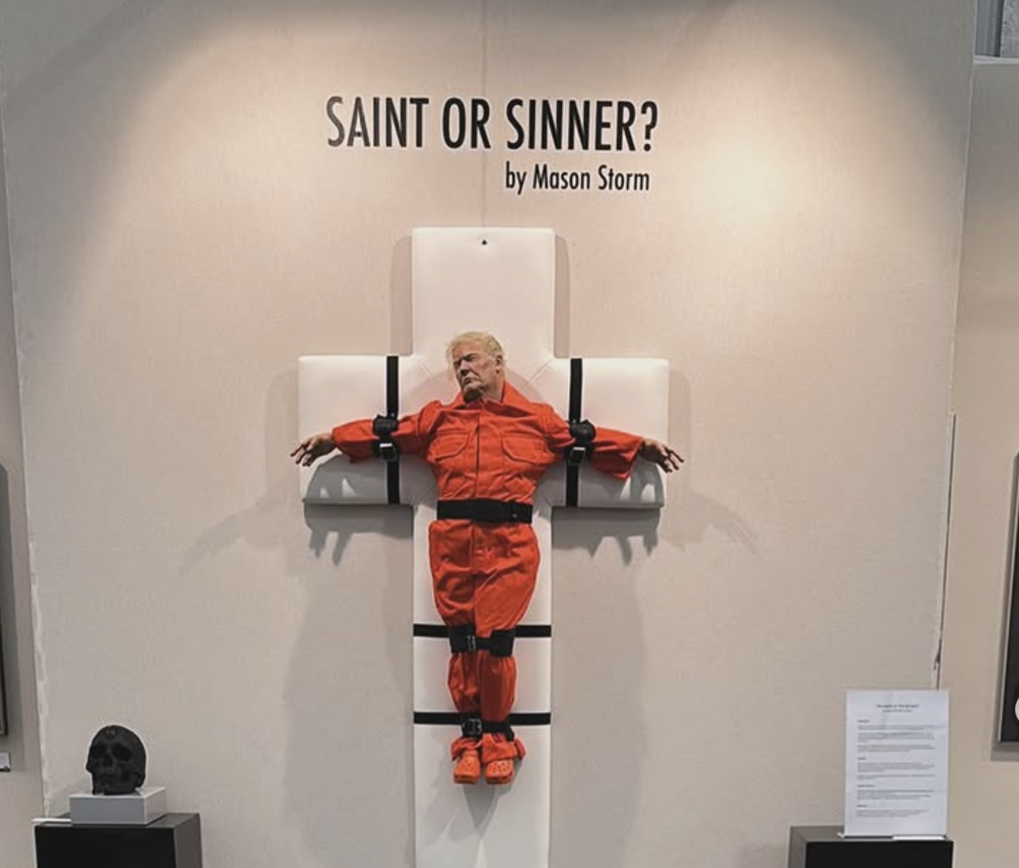 Une galerie d'art renonce à exposer une sculpture représentant Donald Trump crucifié
