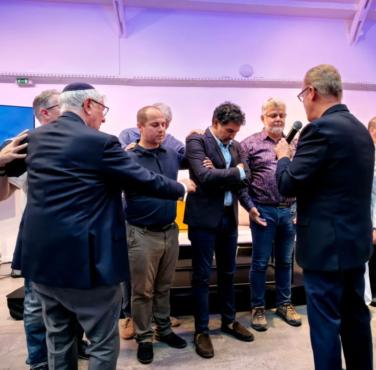 De gauche à droite, les membres du nouveau comité de l'Alliance Française Juive Messianique : Philippe Israël (trésorier), Josué Turnil (président) et le pasteur Joël Athia (secrétaire).