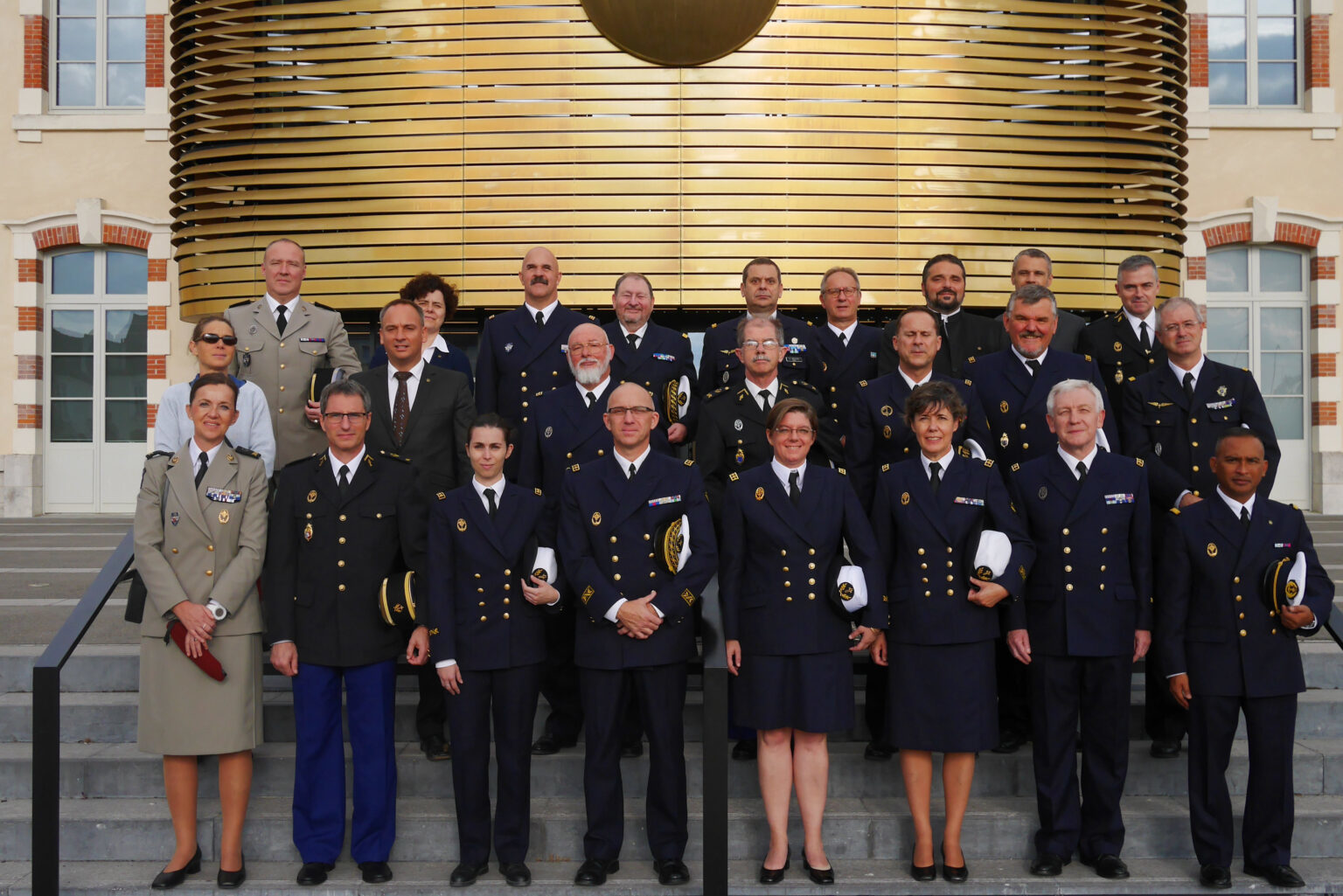 Des aumôniers de l'armée posent en uniforme