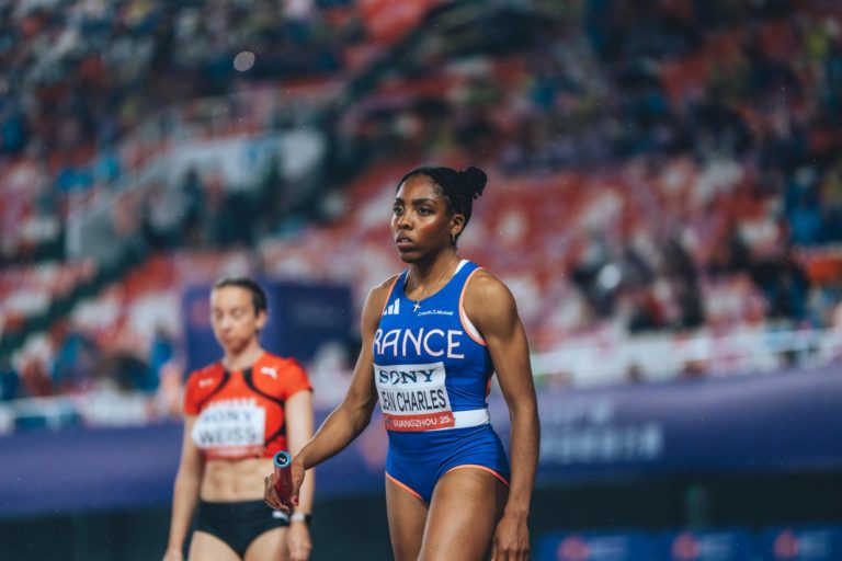 Lucie Jean-Charles avec sa tenue d'athlète en sélection française