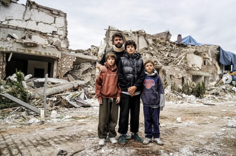 A l'épicentre d'une frappe de missile russe à Kiev qui a tué quatre personnes, le pasteur Mark Sergeev et sa famille sont sortis indemnes des décombres. L'homme de 35 ans loue la «miséricorde de Dieu» pour leur survie