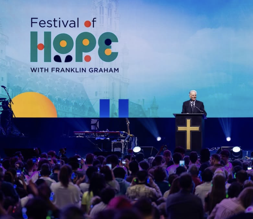 Franklin Graham se trouve derrière le pupitre face aux nombreux festivaliers qui étaient à Bruxelles pour le Festival of Hope.