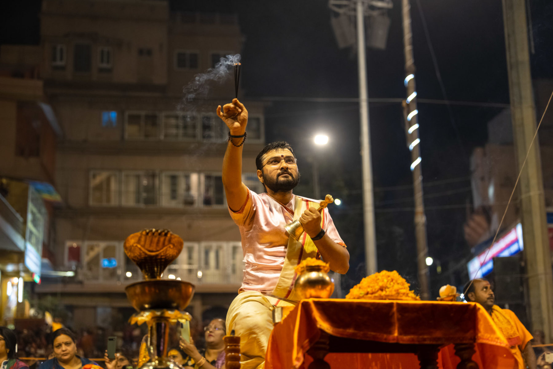 prêtre hindou accomplissant un rituel traditionnel, Uttar Pradesh, Uttarakhand, Inde