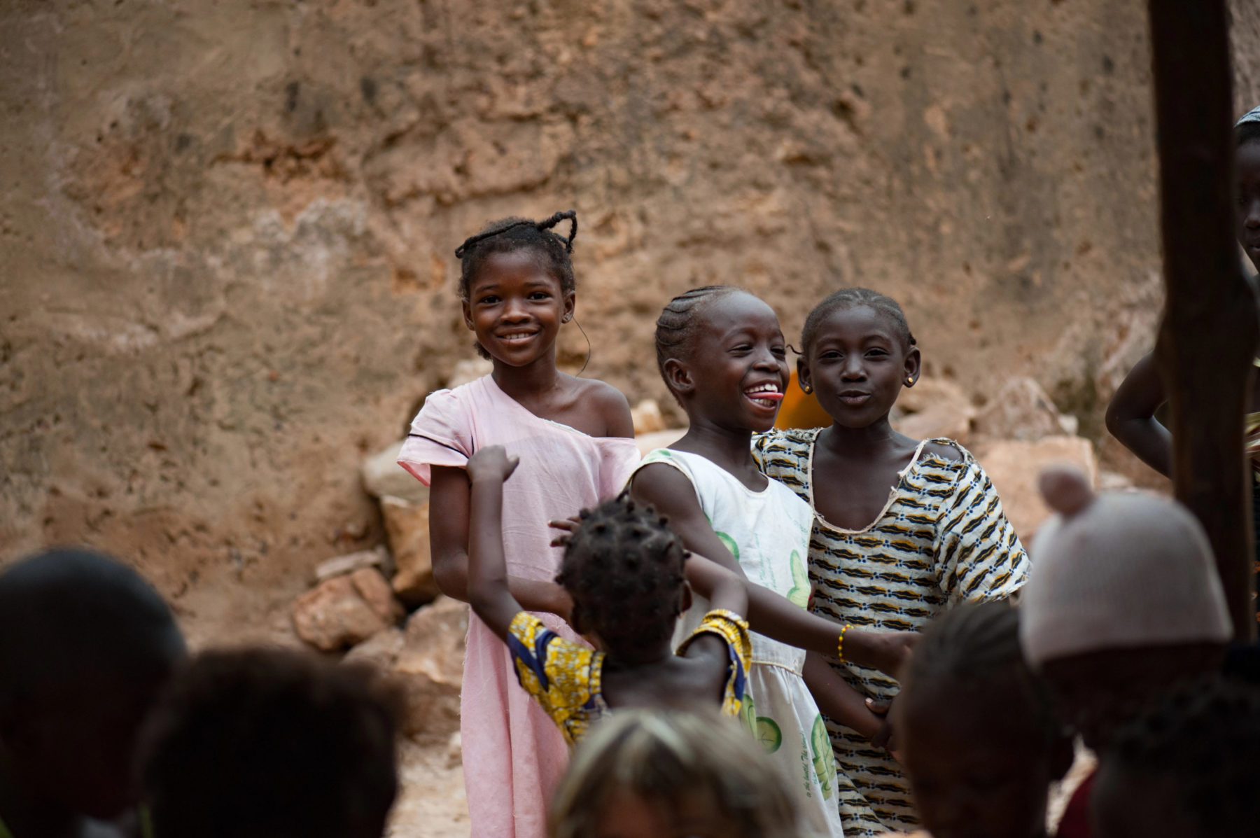Des jeunes filles s'amusent dans une ruelle au Mali