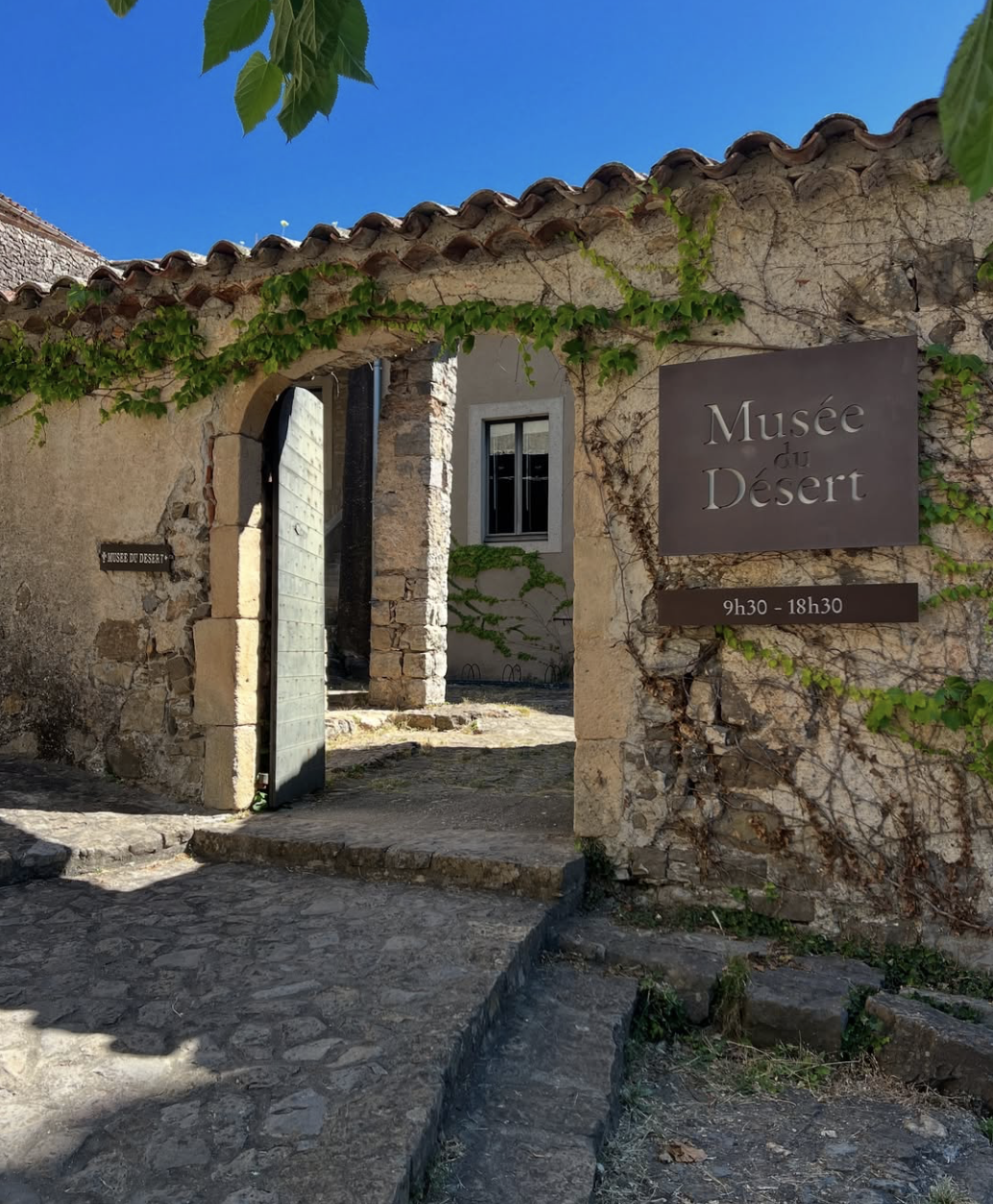 Une image montrant l'entrée du Musée du Désert