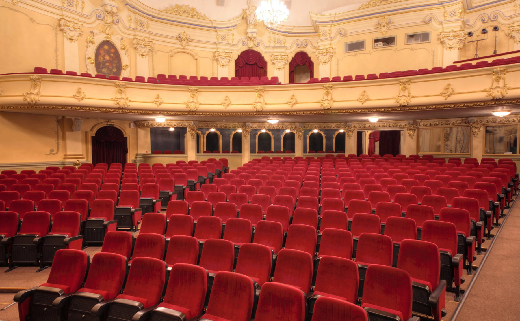 Salle de théâtre vide, symbolisant l’annulation de la tournée.