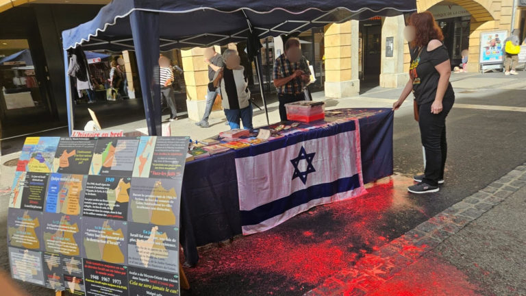 Un stand chrétien de soutien à Israël a été vandalisé samedi 30 août à Neuchâtel par des militants pro-palestiniens. Des bibles et d'autres ouvrages ont été détruits, et une plainte a été déposée après l'incident.