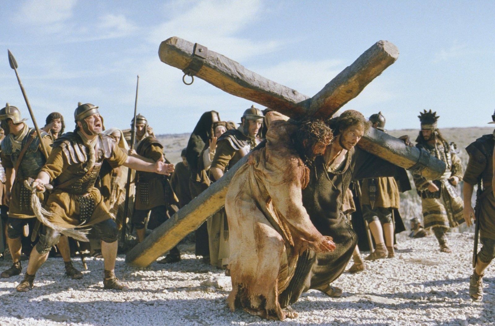 Une photo tirée du film "La passion du Christ" démontrant Jésus portant sa croix