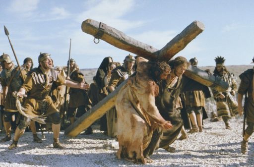 Une photo tirée du film "La passion du Christ" démontrant Jésus portant sa croix