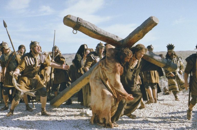 Une photo tirée du film "La passion du Christ" démontrant Jésus portant sa croix